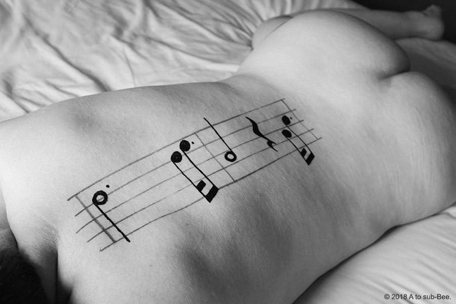 Bee with a music score painted on their back